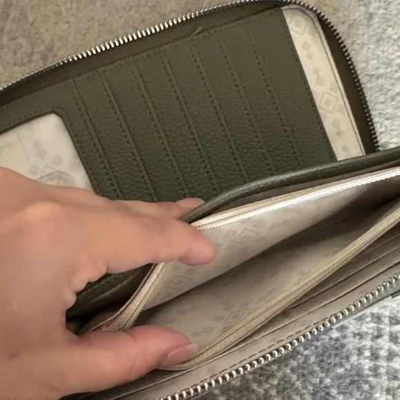 Jewell by Thirty-one Camouflage Women’s Wallet - Picture 5 of 6